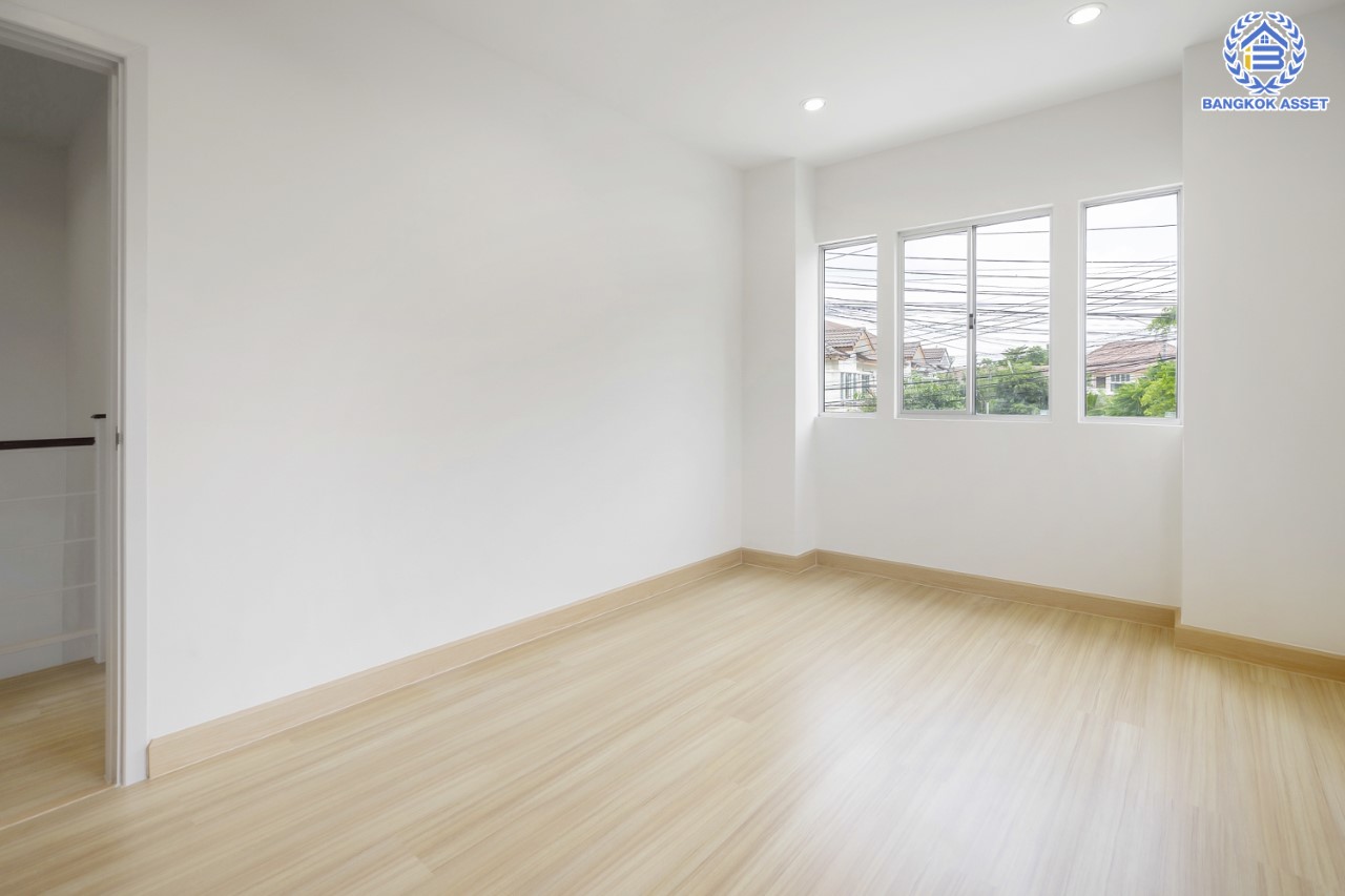 บ้านมือสองตกแต่งใหม่ ม.พฤกษาวิลล์22 นครอินทร์-พระราม5-2 (ซ.วัดสังฆทาน) หลังมุม เนื้อที่ 30 ตร.ว. ฟังก์ชัน 3 ห้องนอน 2 ห้องน้ำ 1 ที่จอดรถ บนทำเลเดินทางสะดวก เชื่อมต่อหลายเส้นทาง ใกล้สะพานพระรามห้า และรถไฟฟ้า "สถานีแยกติวานนท์"...